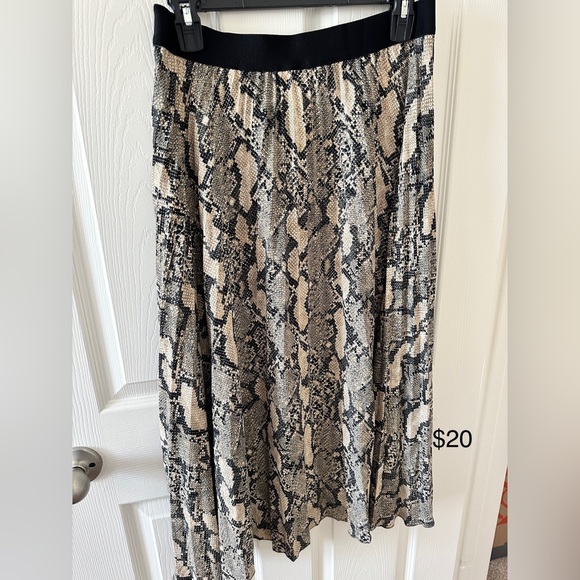 H&m long pleated skirt animal snake print - Picture 2 of 2